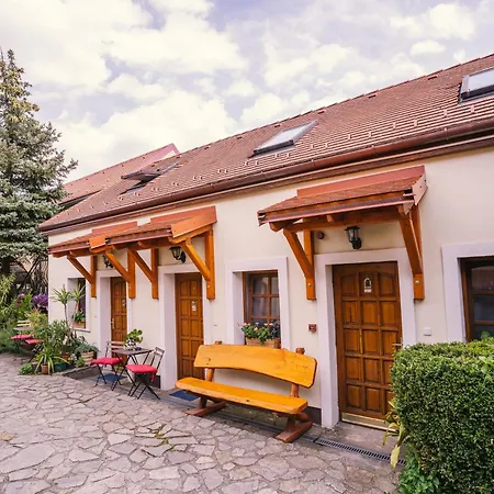 Szentesi Panzio Es Kerekparkoelcsoenzo 3*